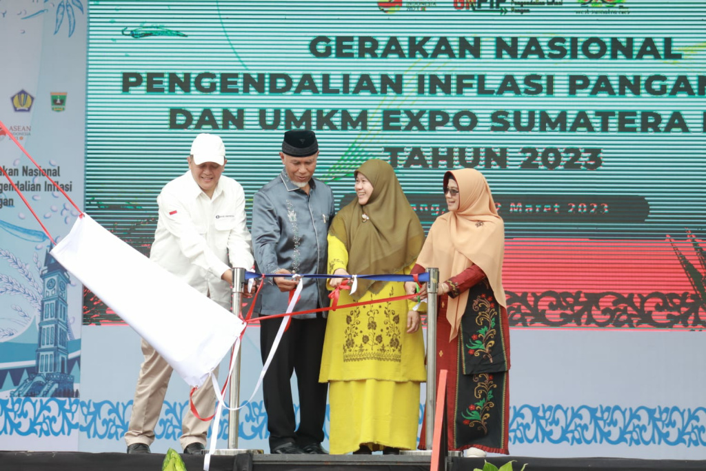Gubernur Sumbar Mahyeldi saat meluncurkan Gerakan Nasional Bank Indonesia Pengendalian Inflasi Pangan (GNPIP) dan UMKM Expo Sumatera Barat Tahun 2023 di GOR, H. Agus Salim, Padang. (Ist)